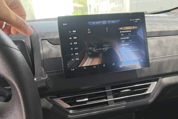 Used BYD Yuan New Energy 2019 EV360 Smart Connect Luxurious Model Audio And AC Panel