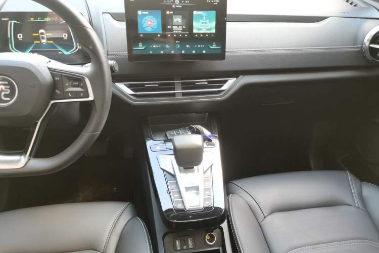 Used BYD Yuan New Energy 2019 EV360 Smart Connect Enjoyment Model Audio And AC Panel