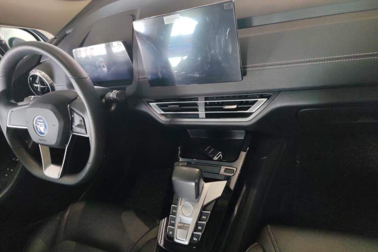 Used BYD Yuan New Energy 2019 EV535 Smart Connect Trendsetting Model Audio And AC Panel