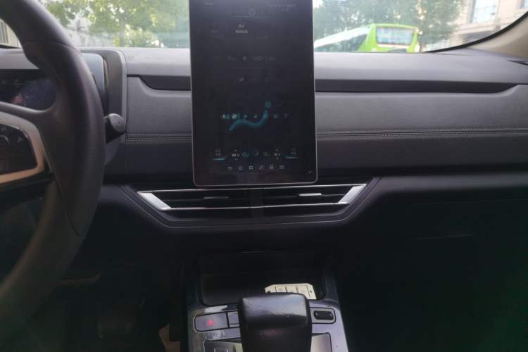 Used BYD Yuan New Energy 2019 EV360 Smart Connect Luxurious Model Audio And AC Panel