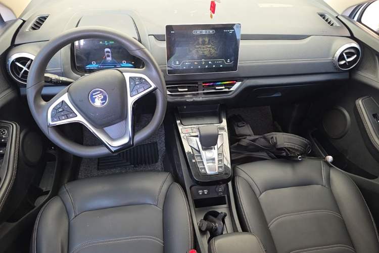 Used BYD Yuan New Energy 2019 EV360 Smart Connect Luxurious Model Center Console