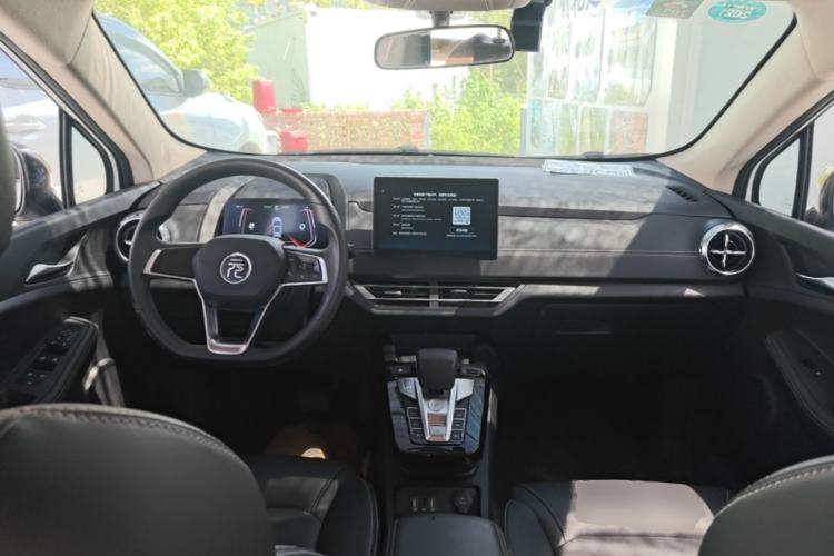 Used BYD Yuan New Energy 2019 EV360 Smart Connect Luxurious Model Center Console