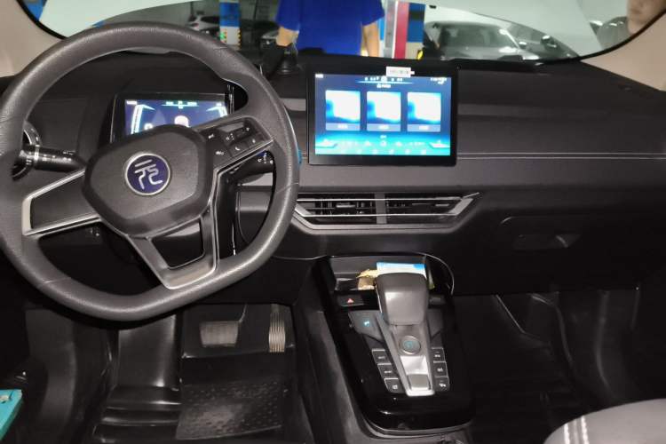 Used BYD Yuan New Energy 2019 EV535 Smart Connect Trendsetting Model Center Console