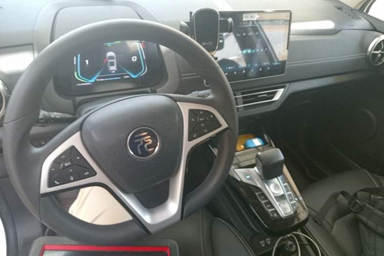 Used BYD Yuan New Energy 2019 EV535 Smart Connect Trendsetting Model Center Console