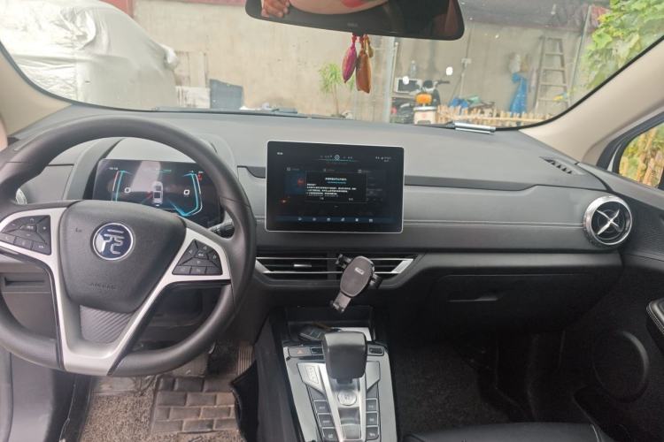 Used BYD Yuan New Energy 2019 EV535 Smart Connect Trendsetting Model Center Console