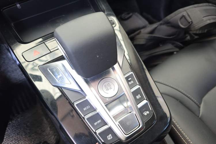 Used BYD Yuan New Energy 2019 EV360 Smart Connect Luxurious Model Gear Lever
