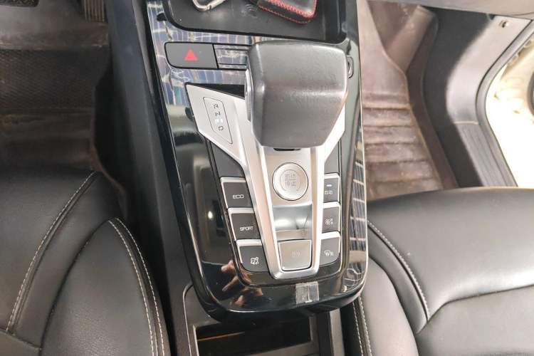 Used BYD Yuan New Energy 2019 EV360 Smart Connect Enjoyment Model Gear Lever