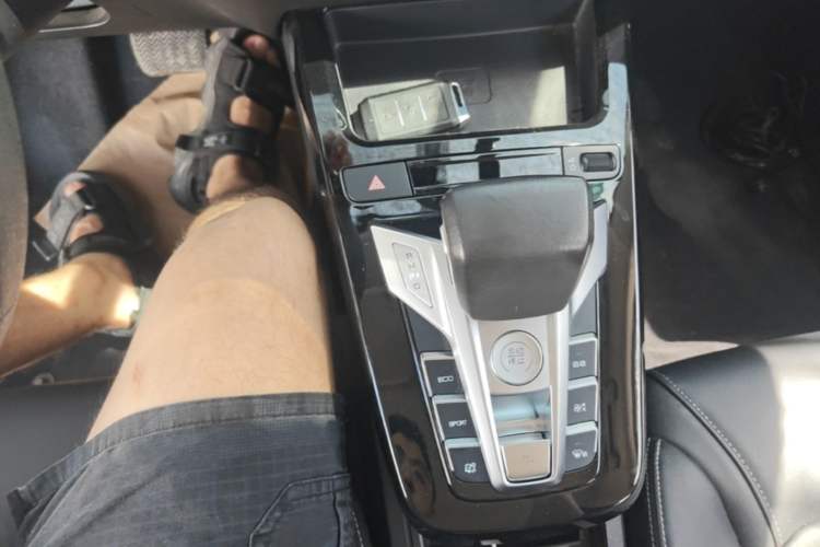 Used BYD Yuan New Energy 2019 EV360 Smart Connect Luxurious Model Gear Lever