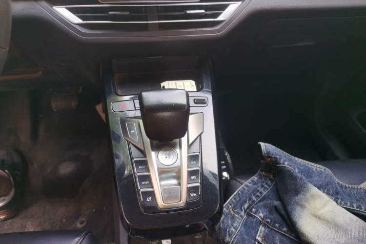 Used BYD Yuan New Energy 2019 EV360 Smart Connect Luxurious Model Gear Lever