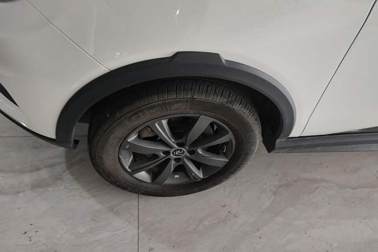 Used BYD Yuan New Energy 2019 EV535 Smart Connect Trendsetting Model Left Front Wheel Hub