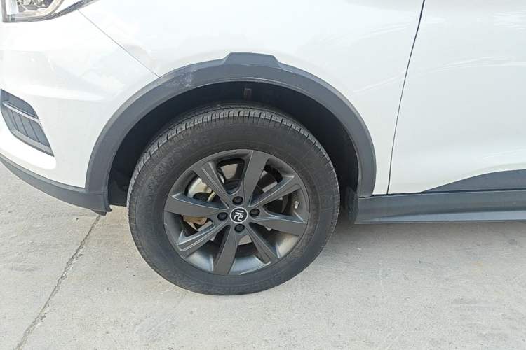Used BYD Yuan New Energy 2019 EV535 Smart Connect Trendsetting Model Left Front Wheel Hub