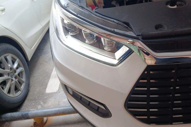 Used BYD Yuan New Energy 2019 EV535 Smart Connect Trendsetting Model Right Front Headlight