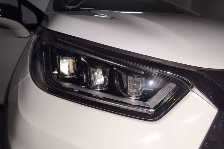 Used BYD Yuan New Energy 2019 EV535 Smart Connect Trendsetting Model Right Front Headlight