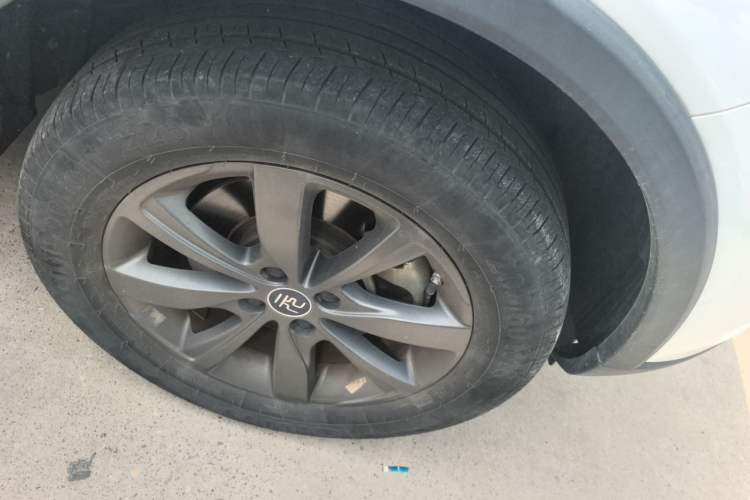 Used BYD Yuan New Energy 2019 EV535 Smart Connect Trendsetting Model Right Front Wheel Hub