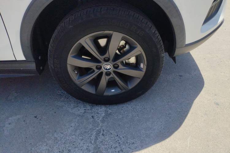 Used BYD Yuan New Energy 2019 EV535 Smart Connect Trendsetting Model Right Front Wheel Hub