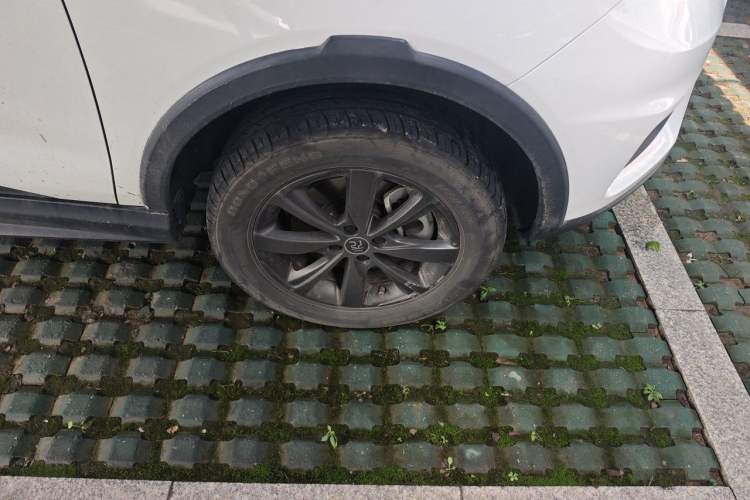 Used BYD Yuan New Energy 2019 EV535 Smart Connect Elite Model Right Front Wheel Hub