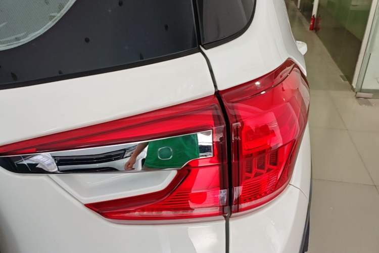Used BYD Yuan New Energy 2019 EV535 Smart Connect Trendsetting Model Right Rear Taillight
