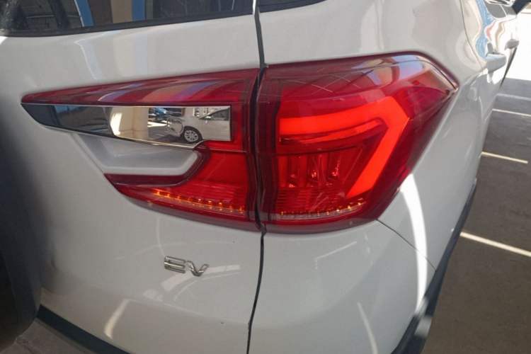 Used BYD Yuan New Energy 2019 EV535 Smart Connect Trendsetting Model Right Rear Taillight