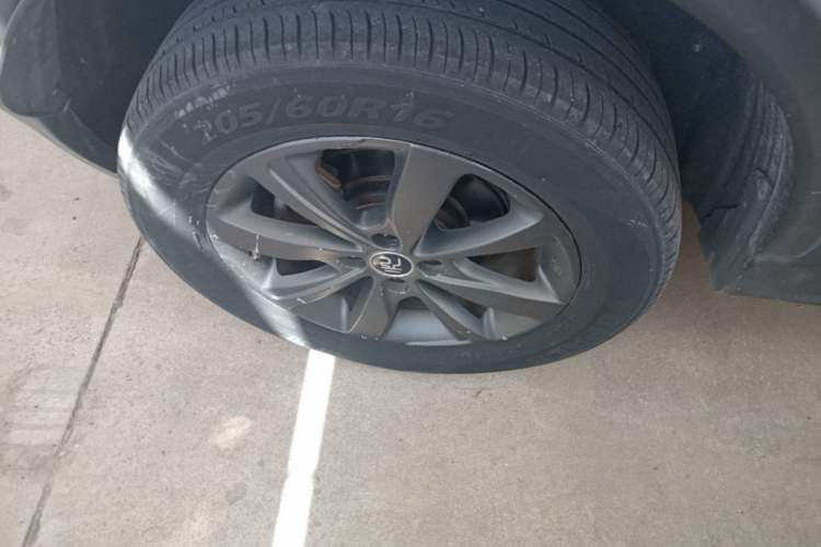 Used BYD Yuan New Energy 2019 EV535 Smart Connect Trendsetting Model Right Rear Wheel Hub