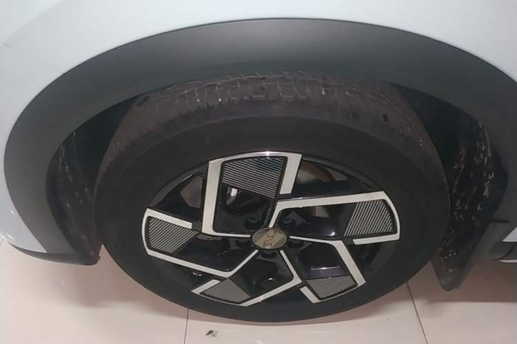 Used BYD Yuan PLUS 2022 510 km Flagship Version Left Front Wheel Hub
