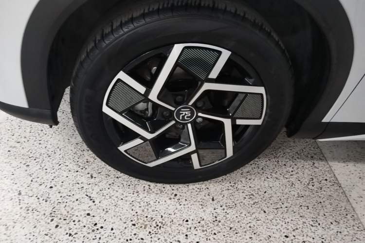 Used BYD Yuan PLUS 2022 510 km Flagship Version Left Front Wheel Hub