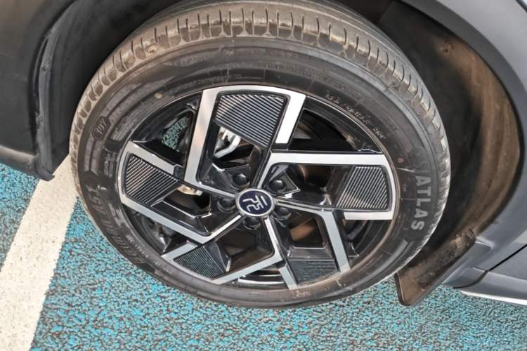Used BYD Yuan PLUS 2022 510 km Flagship Version Left Front Wheel Hub