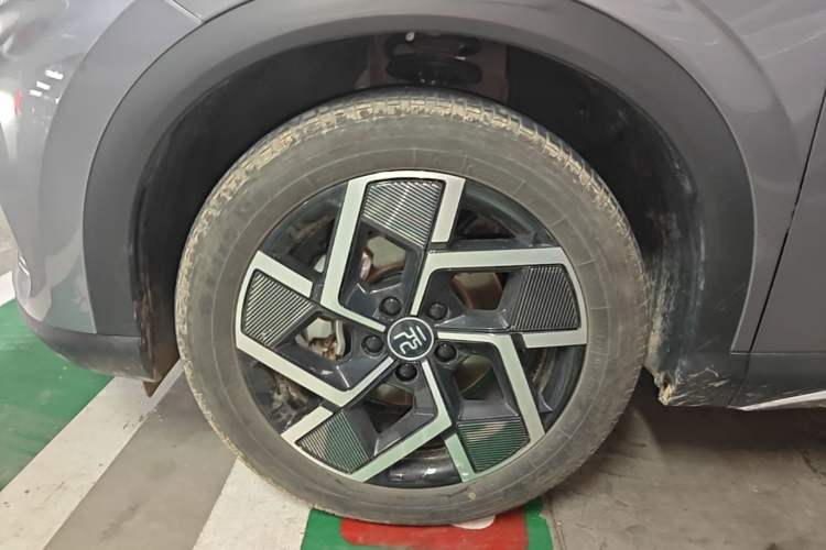 Used BYD Yuan PLUS 2022 510 km Flagship Version Left Front Wheel Hub