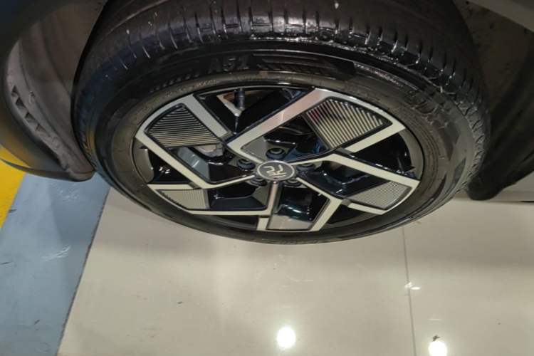Used BYD Yuan PLUS 2022 510 km Flagship Version Left Front Wheel Hub