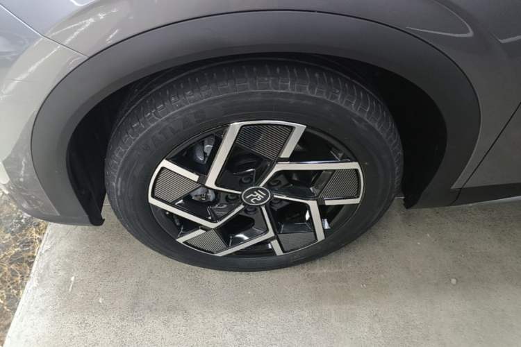 Used BYD Yuan PLUS 2022 510 km Flagship Version Left Front Wheel Hub