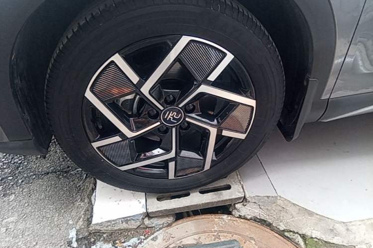 Used BYD Yuan PLUS 2022 510 km Flagship Version Left Front Wheel Hub