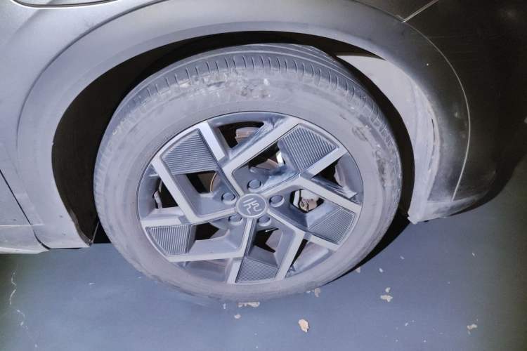 Used BYD Yuan PLUS 2022 510 km Flagship Version Right Front Wheel Hub