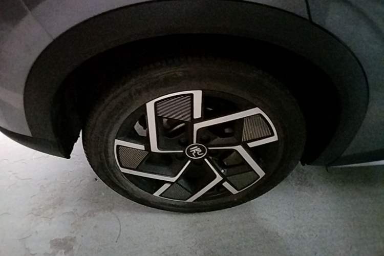 Used BYD Yuan PLUS 2022 510 km Flagship Version Right Rear Wheel Hub