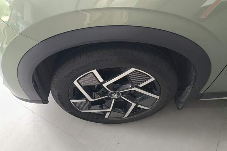 Used BYD Yuan PLUS 2022 510 km Flagship Version Left Front Wheel Hub