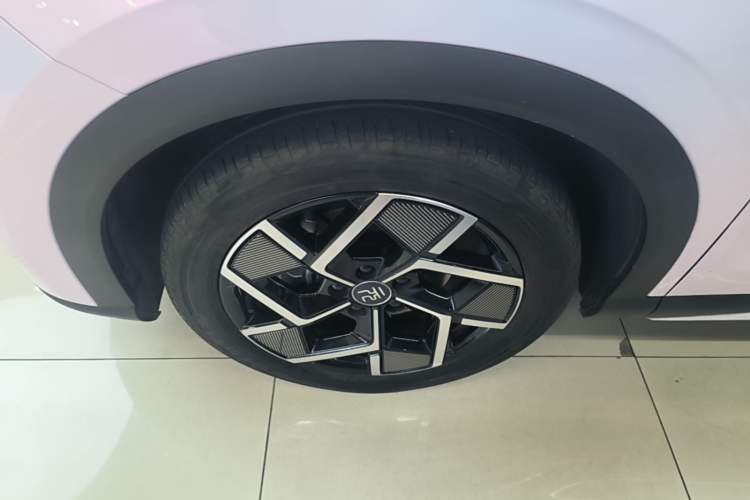 Used BYD Yuan PLUS 2022 510 km Flagship Version Left Front Wheel Hub
