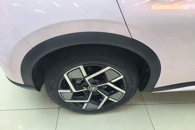 Used BYD Yuan PLUS 2022 510 km Flagship Version Right Rear Wheel Hub