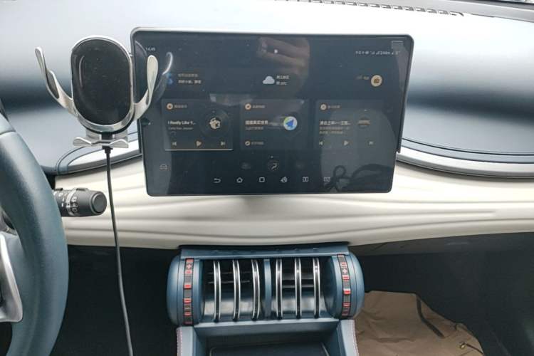 Used BYD Yuan PLUS 2022 430 km Luxury Version Audio And AC Panel