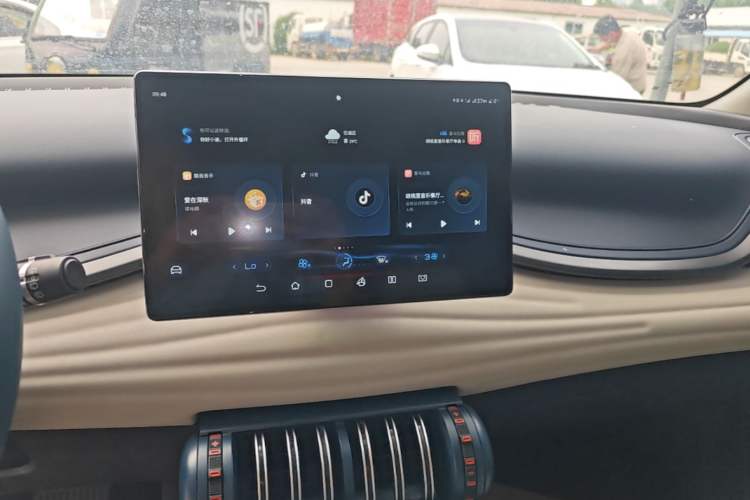 Used BYD Yuan PLUS 2022 510 km Flagship Version Audio And AC Panel