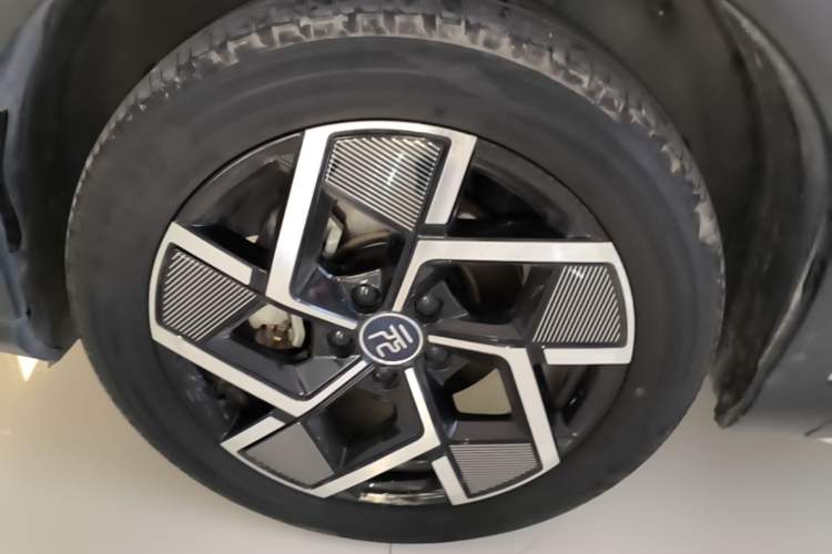 Used BYD Yuan PLUS 2022 510 km Flagship Version Left Front Wheel Hub