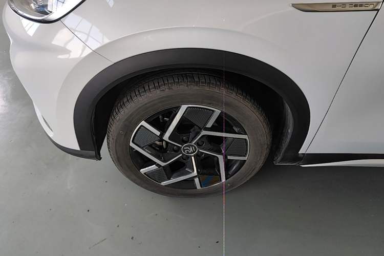 Used BYD Yuan PLUS 2022 510 km Flagship Version Left Front Wheel Hub