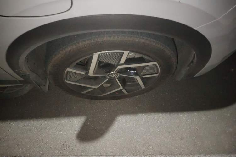 Used BYD Yuan PLUS 2022 510 km Flagship Version Right Front Wheel Hub