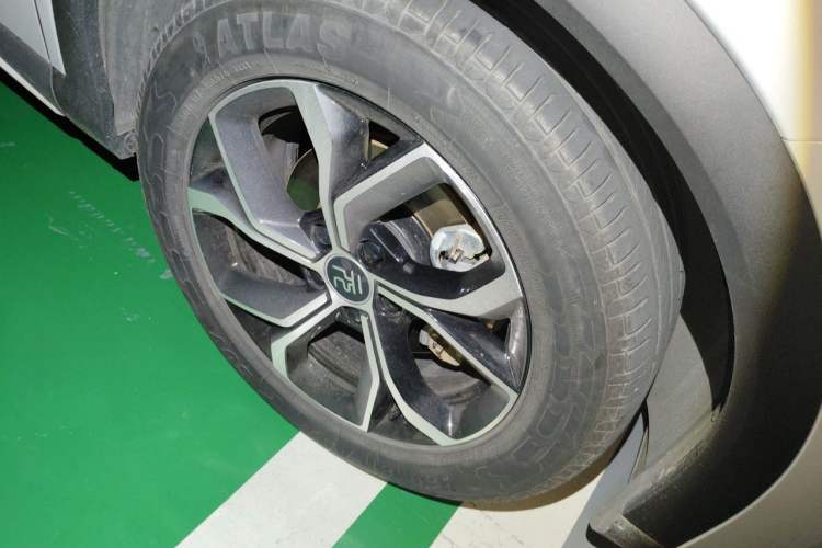 Used BYD Yuan PLUS 2022 430 km Luxury Version Right Front Wheel Hub