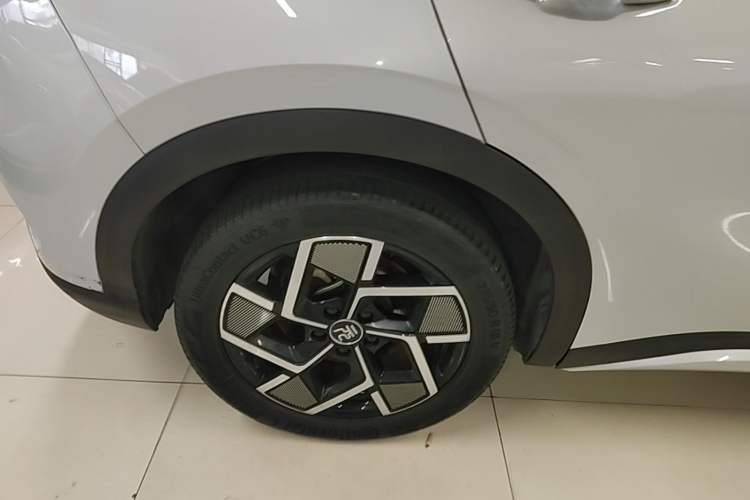 Used BYD Yuan PLUS 2022 510 km Flagship Version Right Rear Wheel Hub