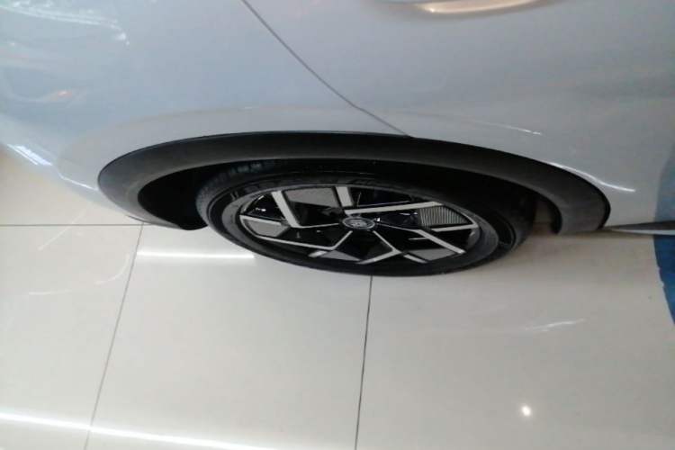 Used BYD Yuan PLUS 2022 510 km Flagship Version Right Rear Wheel Hub