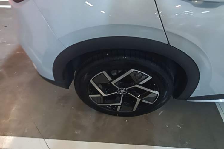 Used BYD Yuan PLUS 2022 510 km Flagship Version Right Rear Wheel Hub