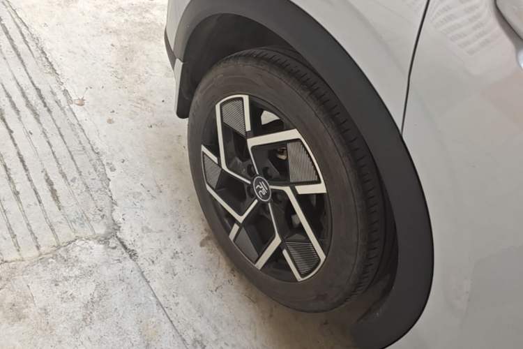 Used BYD Yuan PLUS 2022 510 km Flagship Version Right Rear Wheel Hub