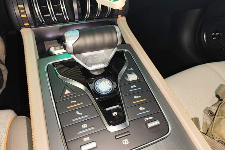 Used BYD Yuan PLUS 2024 Honor Edition 510KM Beyond Model Gear Lever