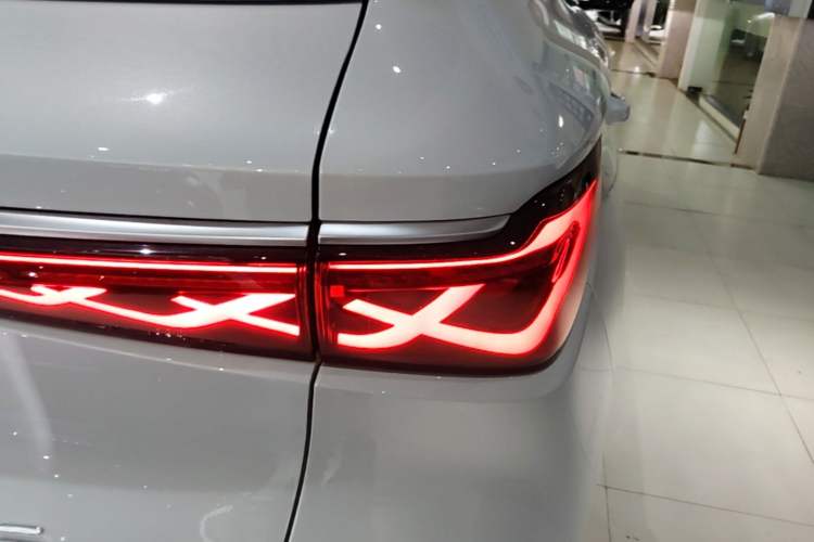 Used BYD Yuan PLUS 2025 Intelligent Driving Version 430 KM Beyond-Range Edition Exterior 3