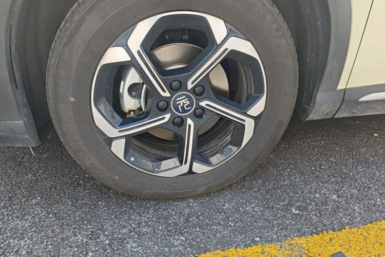 Used BYD Yuan PLUS 2025 Intelligent Driving Version 430 KM – Leading Edition Right Front Wheel Hub