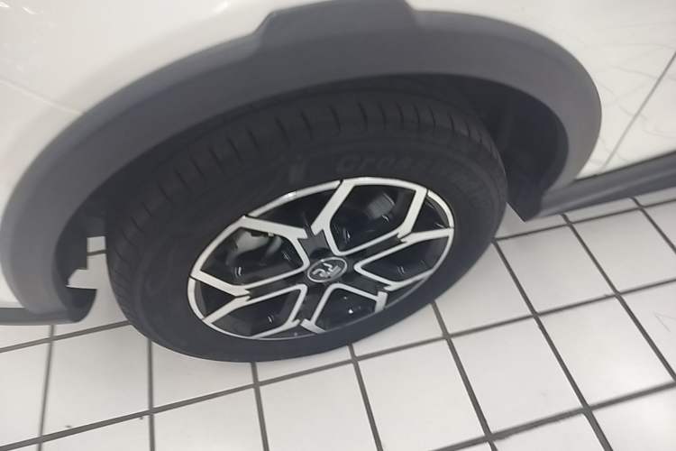 Used BYD Yuan Pro 2021 401 km Deluxe Version Left Front Wheel Hub