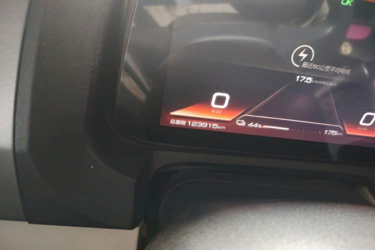 Used BYD Yuan Pro 2021 401 km Luxury Version Odometer Close Up